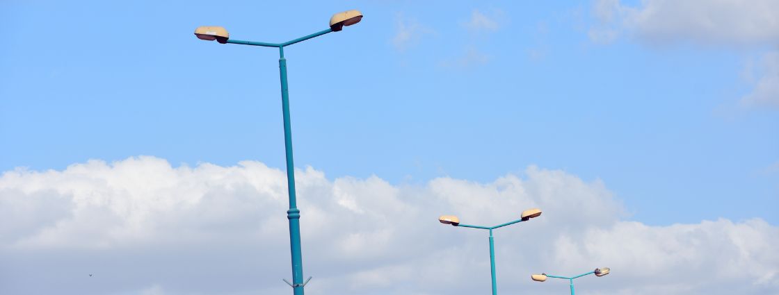 Las columnas de PRFV reducen costos de mantenimiento en infraestructuras públicas.