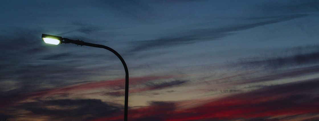 Instalación de columnas Polylight en zonas costeras resistencia y durabilidad.